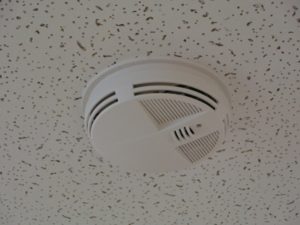 picture of a smoke detector on a ceiling